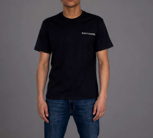 Svart RISKTAKERS "The World Is Yours" t-shirt med tryck, visad på modellen.