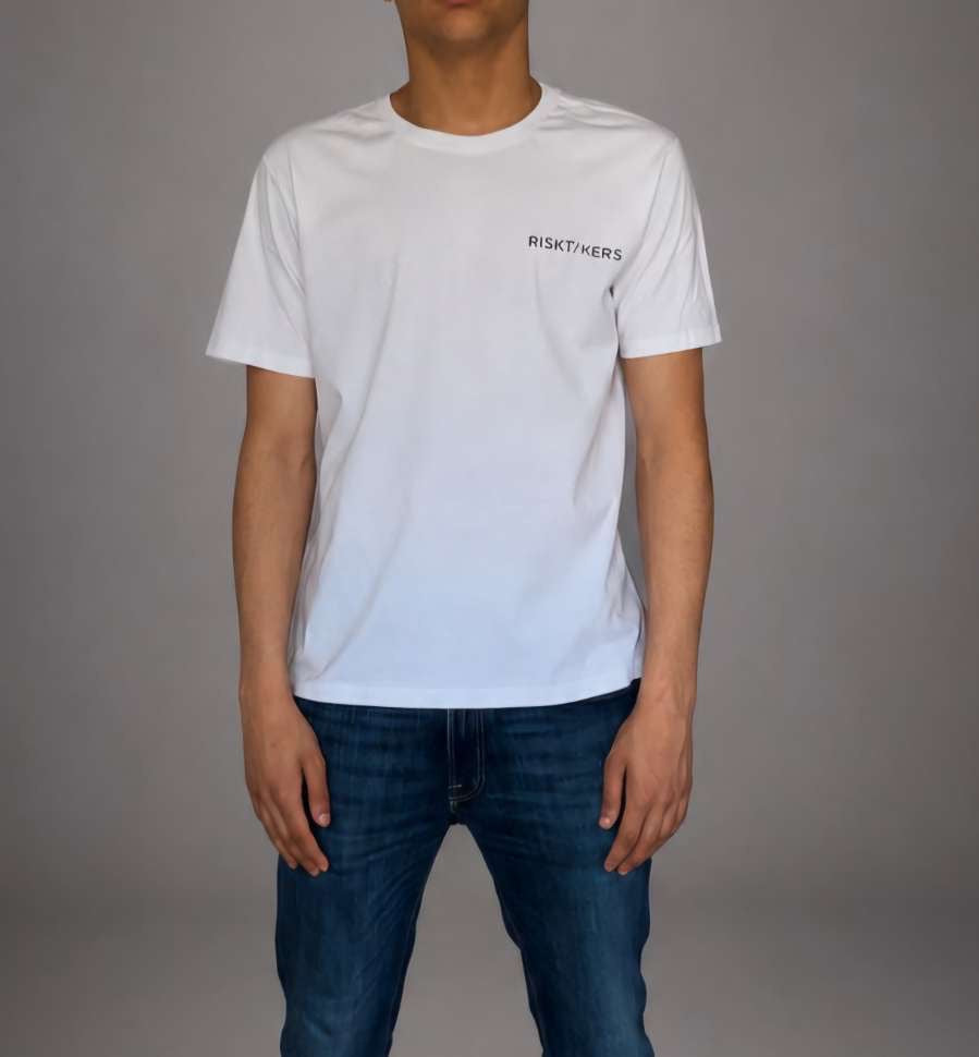 Vit t-shirt med texten "The World Is Yours" från RISKTAKERS, visad på modell.